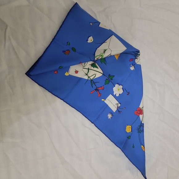 Hermes scarf 45 silk Muffler Des Fleurs Pou Le Dire "Flower "Blue 100% Silk - Picture 3 of 8